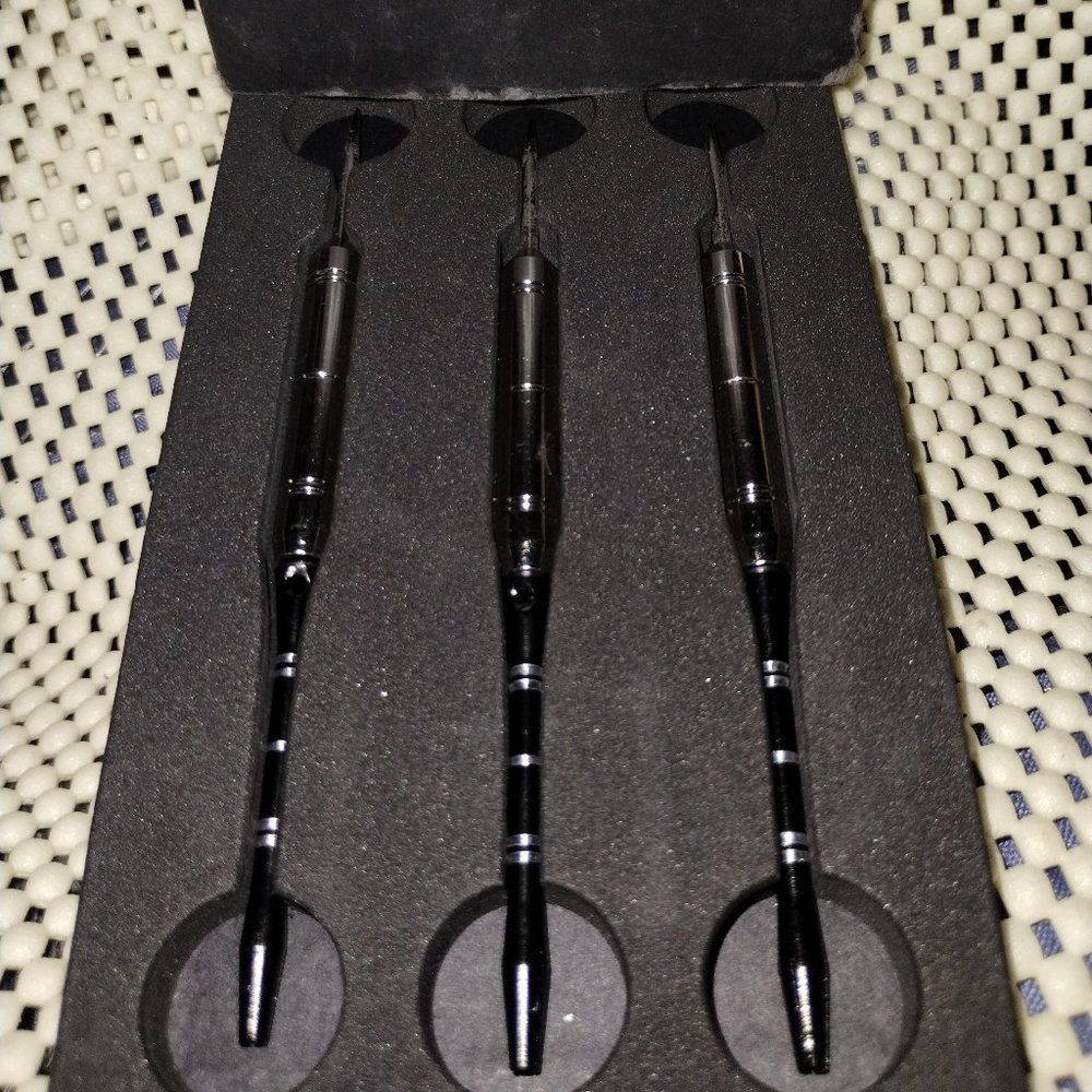 Marlboro set of three darts and tips limited edition has the mAp